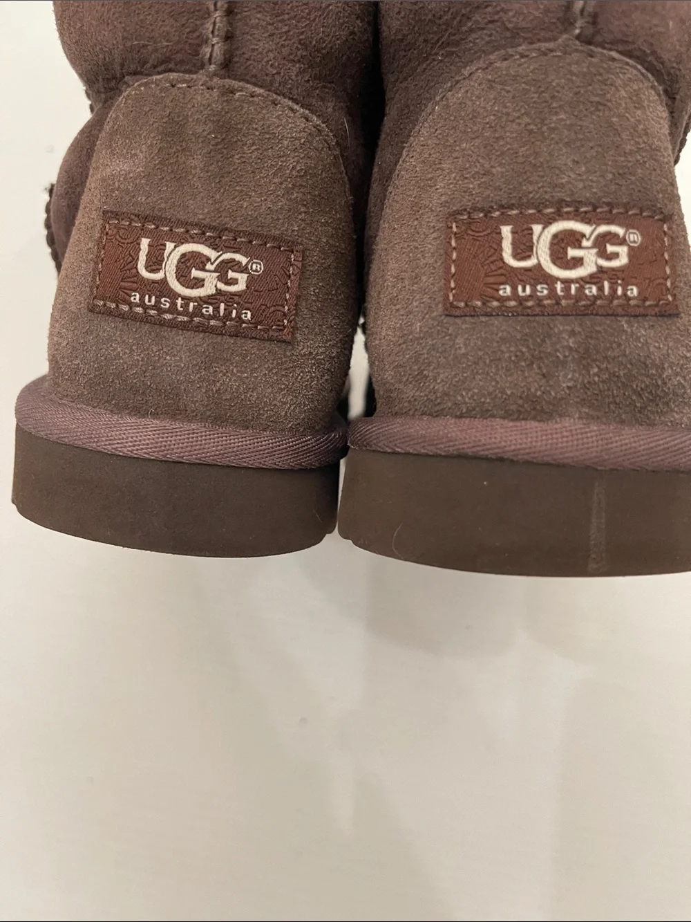 UGG WINTER CLASSIC SHORT II BOOTS BOYS-GIRLS SIZE 4